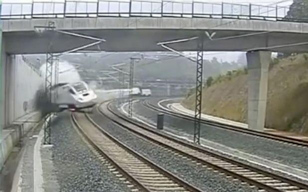 Imagen del vídeo grabado por una cámara de seguridad del descarrilamiento del tren Alvia. 