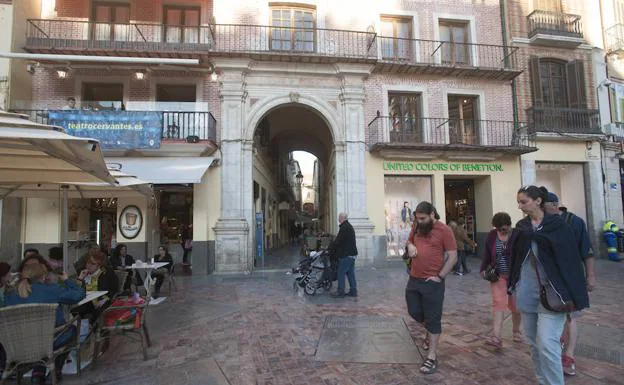 Vista del arco de entrada al Pasaje de Chinitas, ubicado en el corazón del Centro Histórico de Málaga. 