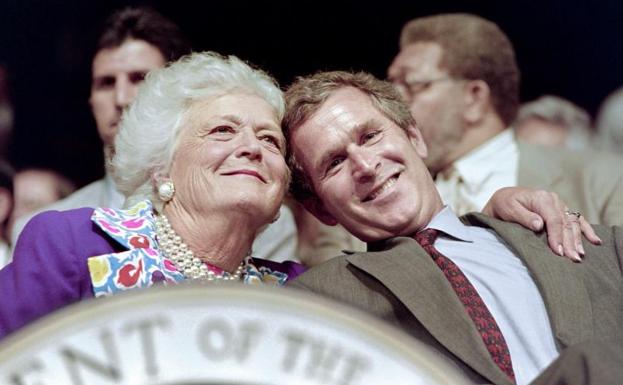 Barbara Bush abraza a su hijo George W. Bush.