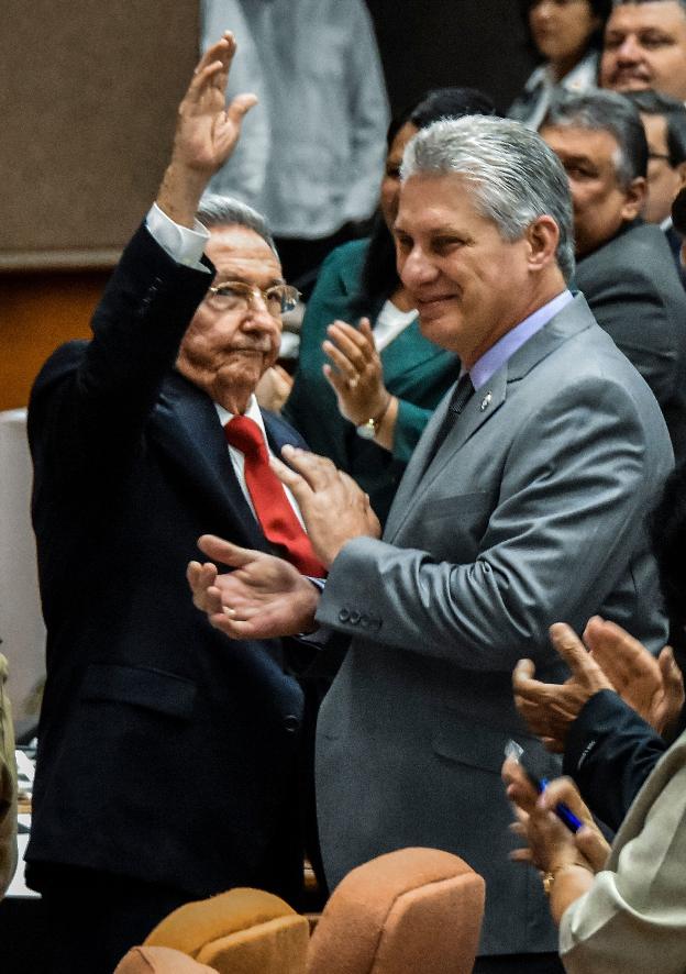 Raúl Castro saluda junto a Miguel Díaz-Canel. :: afp