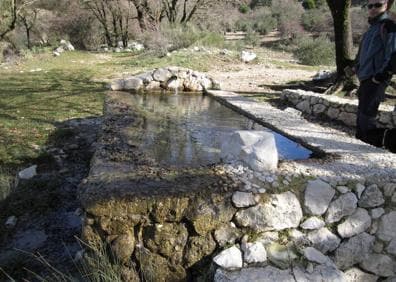 Imagen secundaria 1 - Durante casi la primera mitad, el recorrido coincide con la subida al Alto Hondonero | Fuente de Hondoneros | La riqueza hídrica de esta zona se puede apreciar en muchas de sus fuentes