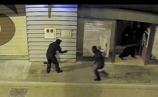 Secuencia de las grabaciones de unas cámaras de seguridad en la que se ve cómo los delincuentes reventaban los cajeros en 2017 en Málaga /