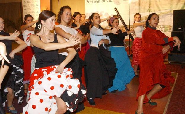 Imagen principal - Flamenco, actividades con niños y un espectáculo de trapecistas en el hotel. 