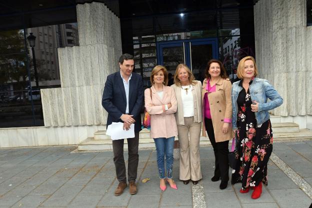 Ángeles Muñoz, junto a los parlamentarios Félix Romero, Esperanza Oña, Carmen Crespo y Mariví Romero, ayer frente a las antiguas oficinas de Urbanismo.