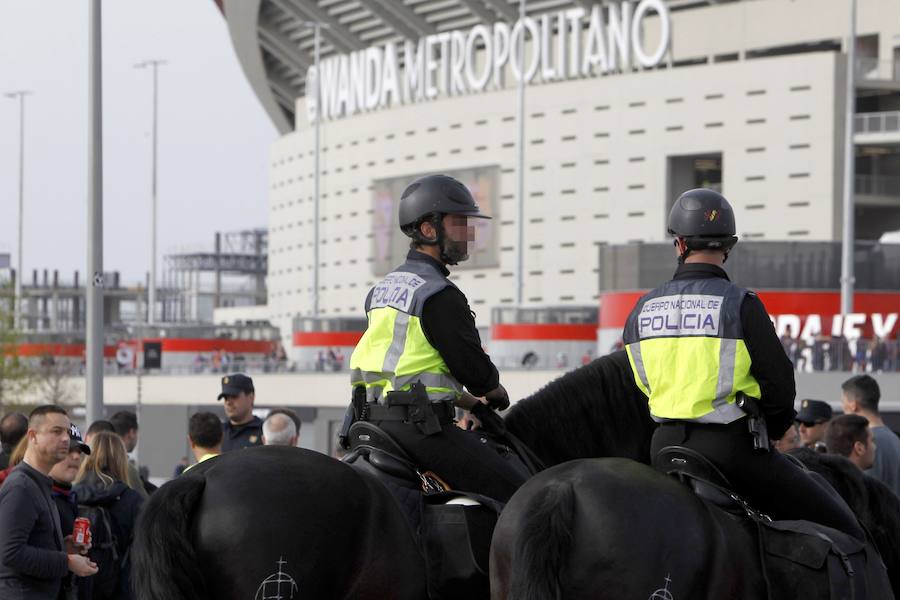 El Sevilla-Barcelona, un duelo marcado por la política y las reivindicaciones independentistas. En los exteriores del Wanda Metropolitano, se ha desplegado un amplio dispositivo de seguridad 