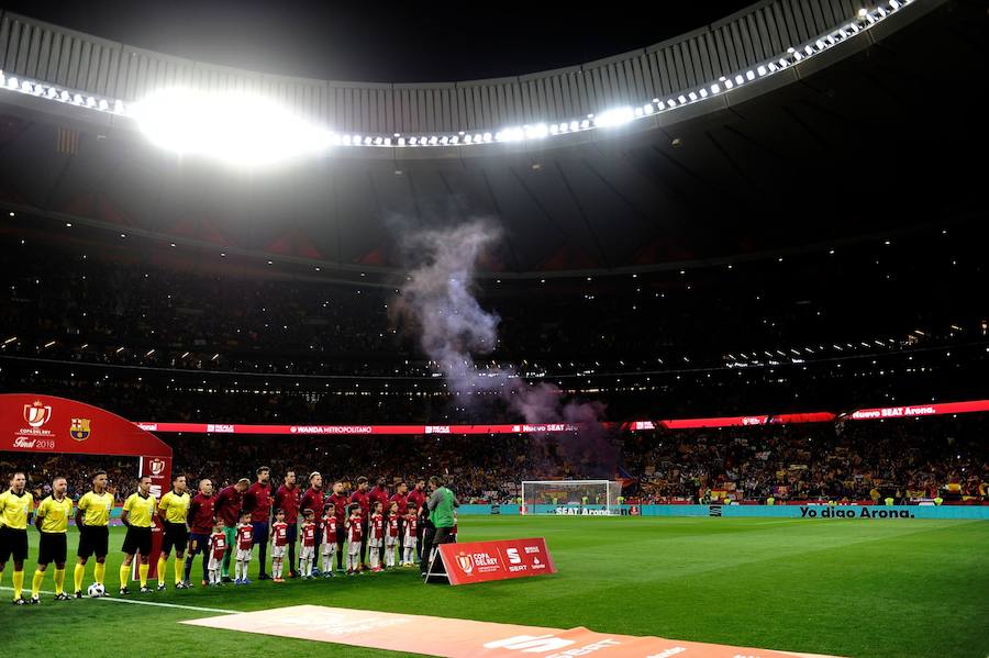 El Sevilla-Barcelona, un duelo marcado por la política y las reivindicaciones independentistas. En los exteriores del Wanda Metropolitano, se ha desplegado un amplio dispositivo de seguridad 