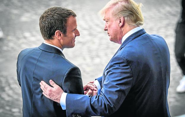 Emmanuel Macron y Donald Trump, el pasado 14 de julio durante la tradicional conmemoración del Día de la Bastilla. :: alain jocard / afp