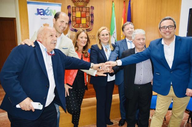 Los alcaldes de Jaén y Fuengirola, junto a ediles y empresarios de ambas localidades. 