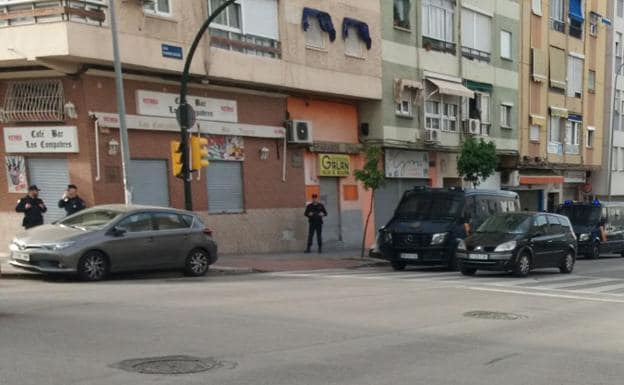 Varios furgones de la Policía, a las puertas de una frutería en Eugenio Gross.