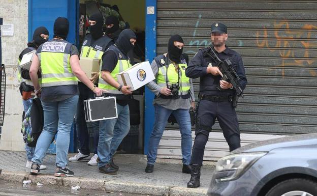 Policías actuando en Eugenio Gross esta mañana. 