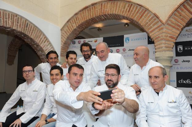 Los cocineros inmortalizan con un 'selfie' la presentación, ayer, en el Hospitalillo, junto al propietario de Skina y el chef de Los Monteros. 