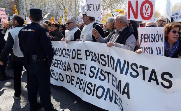Varios miles de jubilados piden «pensiones dignas» por el centro de Madrid. 