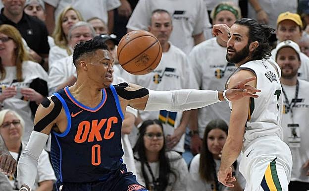 Russell Westbrook intenta defender a Ricky Rubio. 
