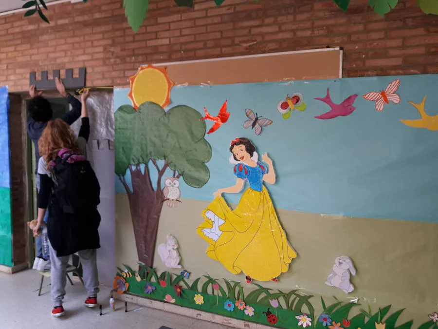 Familias y padres del CEIP Vicente Aleixandre se vuelcan en una iniciativa del centro escolar para decorar el interior con temáticas de libros como 'La Sirenita', 'El Principito', 'Alicia en el País de las Maravillas' o 'La ratita presumida'.