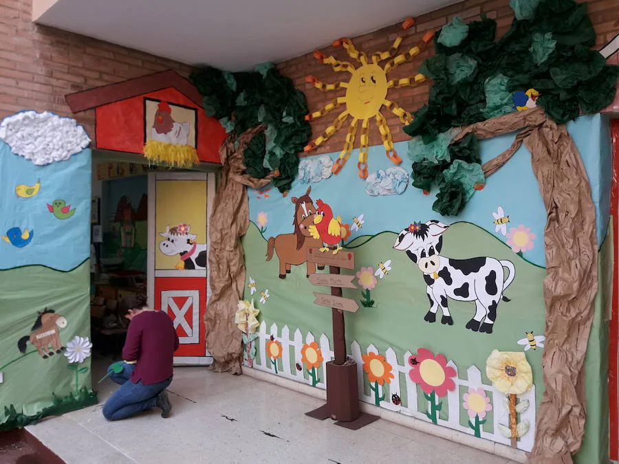 Familias y padres del CEIP Vicente Aleixandre se vuelcan en una iniciativa del centro escolar para decorar el interior con temáticas de libros como 'La Sirenita', 'El Principito', 'Alicia en el País de las Maravillas' o 'La ratita presumida'.