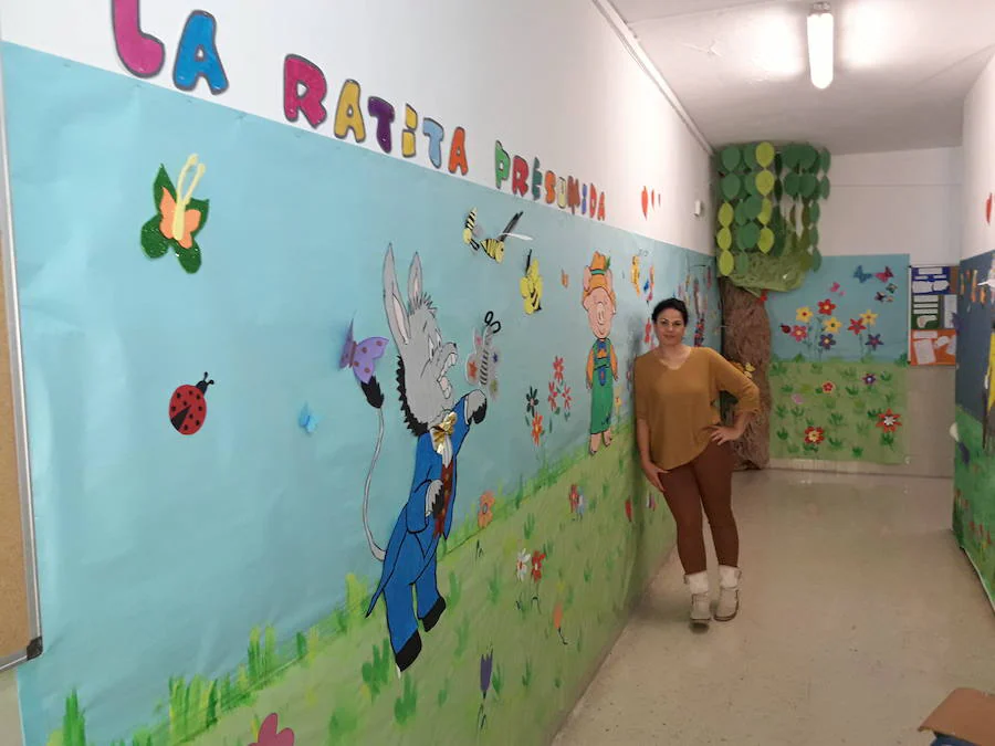 Familias y padres del CEIP Vicente Aleixandre se vuelcan en una iniciativa del centro escolar para decorar el interior con temáticas de libros como 'La Sirenita', 'El Principito', 'Alicia en el País de las Maravillas' o 'La ratita presumida'.