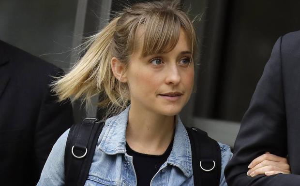 Allison Mack abandona la corte federal del distrito de Brooklyn. 