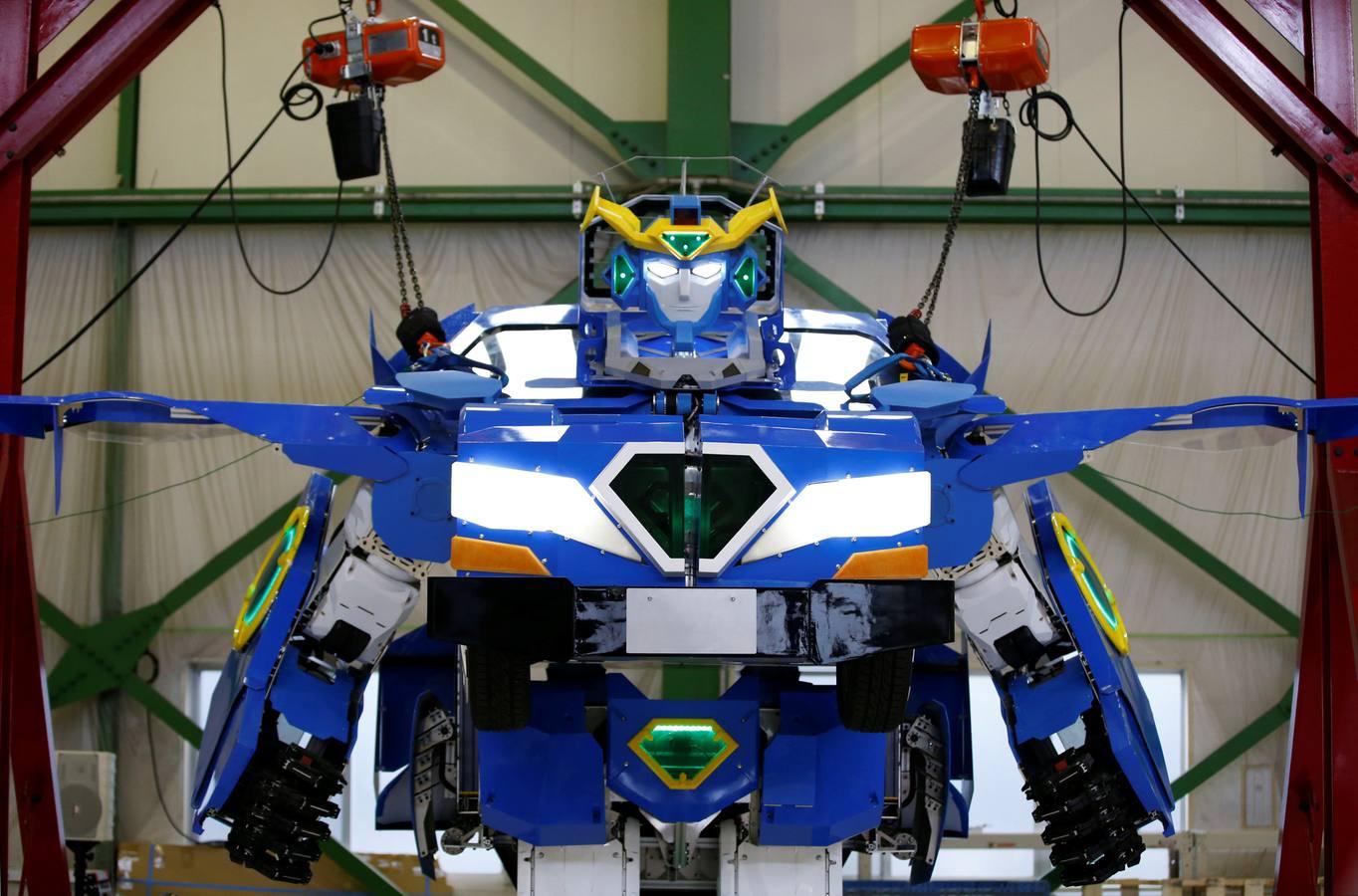 Un nuevo robot denominado «J-deite RIDE», que se transforma en un vehículo para pasajeros, ha sido presentado en Tokio. JHa sido desarrollado por la compañía Brave Robotics Inc, Asratec Corp and Sansei Technologies Inc y convierte en realidad a los míticos transformes de juguetes y películas.