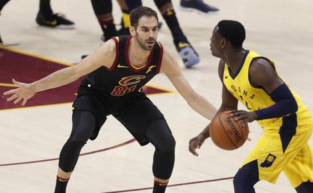 Jose Calderon defiende ante Darren Collison.