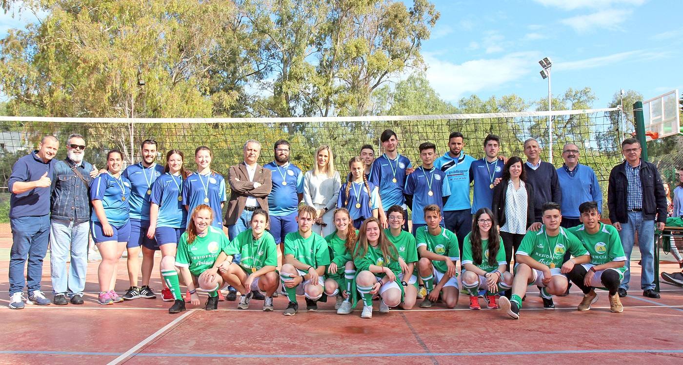 Participantes en el encuentro deportivo entre escolares, que tuvo lugar en el Pabellón Municipal de Coín.