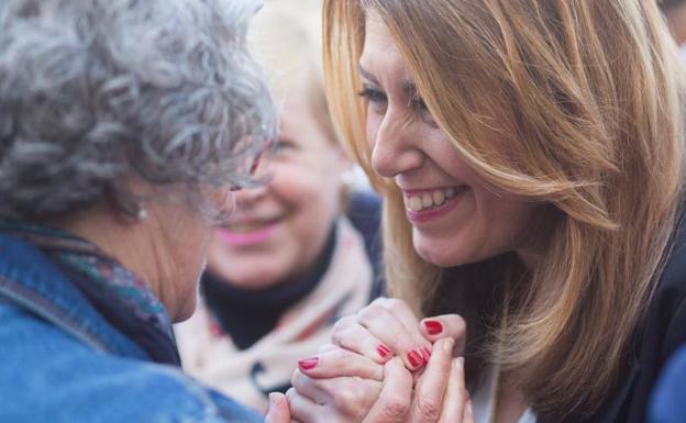 La presidenta andaluza, Susana Díaz, saludando a los vecinos de Fuente de Piedra durante la visita institucional que tiene lugar hoy al Ayuntamiento de esta localidad malagueña.