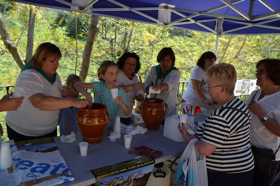 Acoge una fiesta multitudinaria para festejar la distinción de la FAO a un sistema de cultivo tradicional del que viven 2.000 familias de la Axarquía