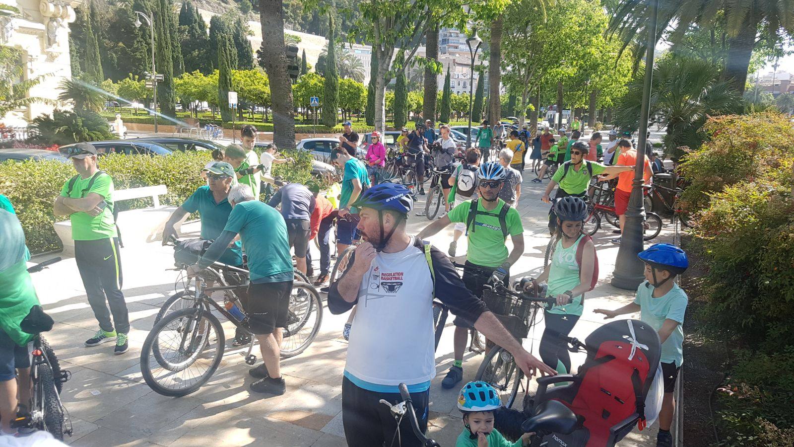 La asociación Ruedas Redondas, la plataforma ciudadana Bosque Urbano Málaga y la Mesa por un Bosque Urbano en los Antiguos Terrenos de Repsol convocan una marcha ciclista Por un Pulmón Verde para Málaga, cuyo objetivo es reclamar una zona verde de más de 17,7 hectáreas.