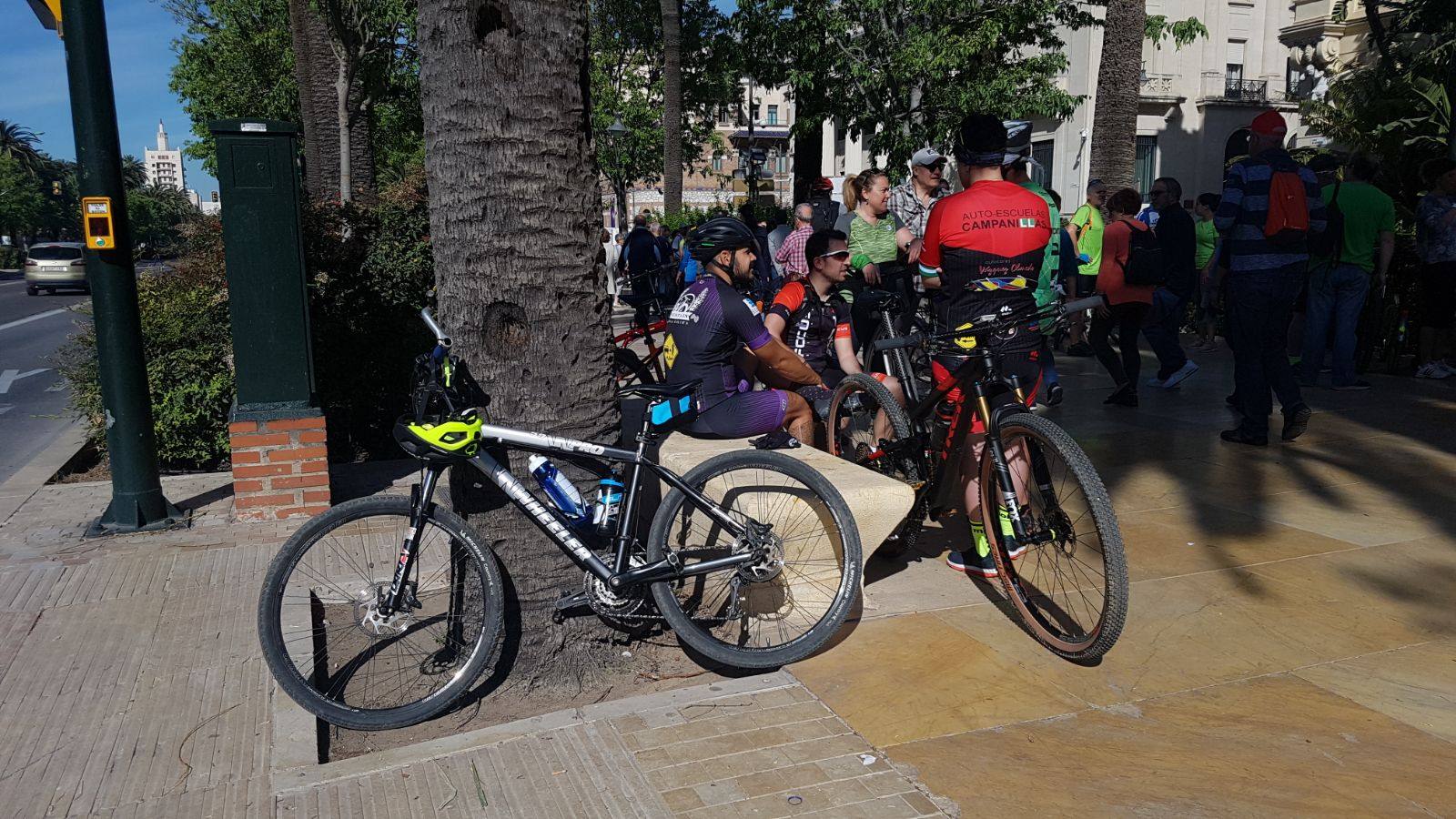 La asociación Ruedas Redondas, la plataforma ciudadana Bosque Urbano Málaga y la Mesa por un Bosque Urbano en los Antiguos Terrenos de Repsol convocan una marcha ciclista Por un Pulmón Verde para Málaga, cuyo objetivo es reclamar una zona verde de más de 17,7 hectáreas.