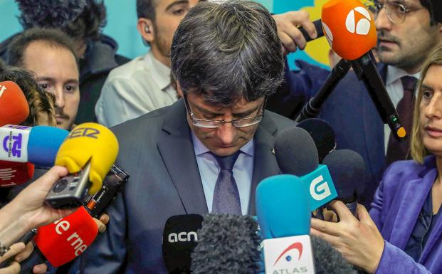 Puigdemont atiende a los medios de comunicación el pasado enero en Bruselas.