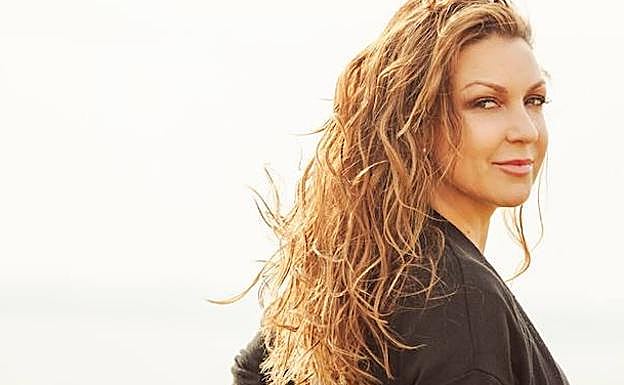 Aunque el disco nuevo acabe de salir, ya hace varias semanas que suena el single 'Desde la azotea'. 