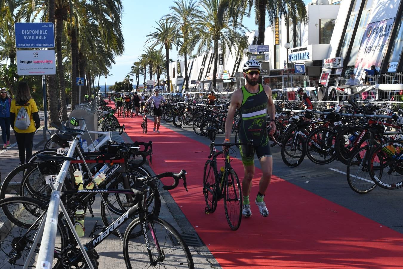 El británico David McNamee ha conquistado el primer Ironman 70.3 Marbella que abre el calendario europeo de la especialidad. En total había 2.500 inscritos