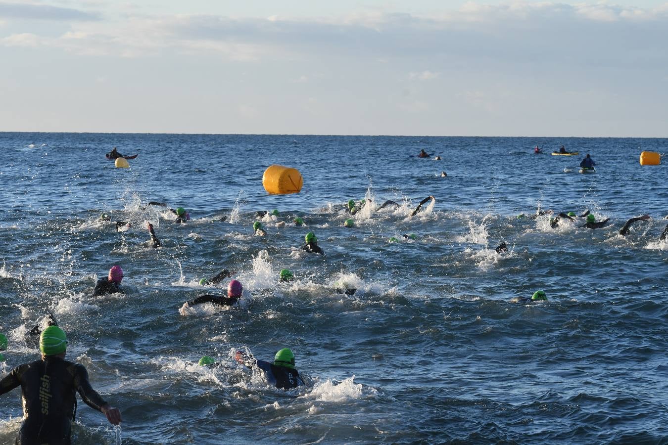 El británico David McNamee ha conquistado el primer Ironman 70.3 Marbella que abre el calendario europeo de la especialidad. En total había 2.500 inscritos