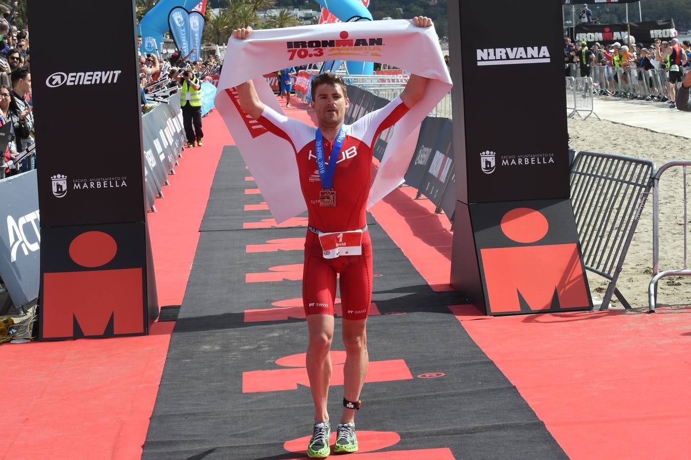 El británico David McNamee ha conquistado el primer Ironman 70.3 Marbella que abre el calendario europeo de la especialidad. En total había 2.500 inscritos