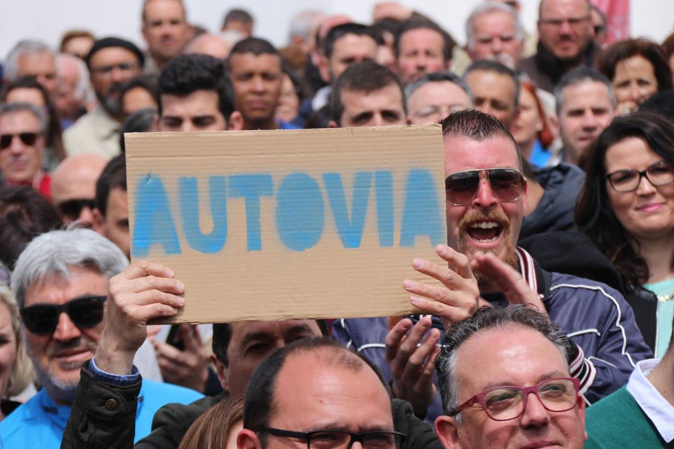 Una manifestación recorre las calles de la ciudad del Tajo por una mejora de las comunicaciones