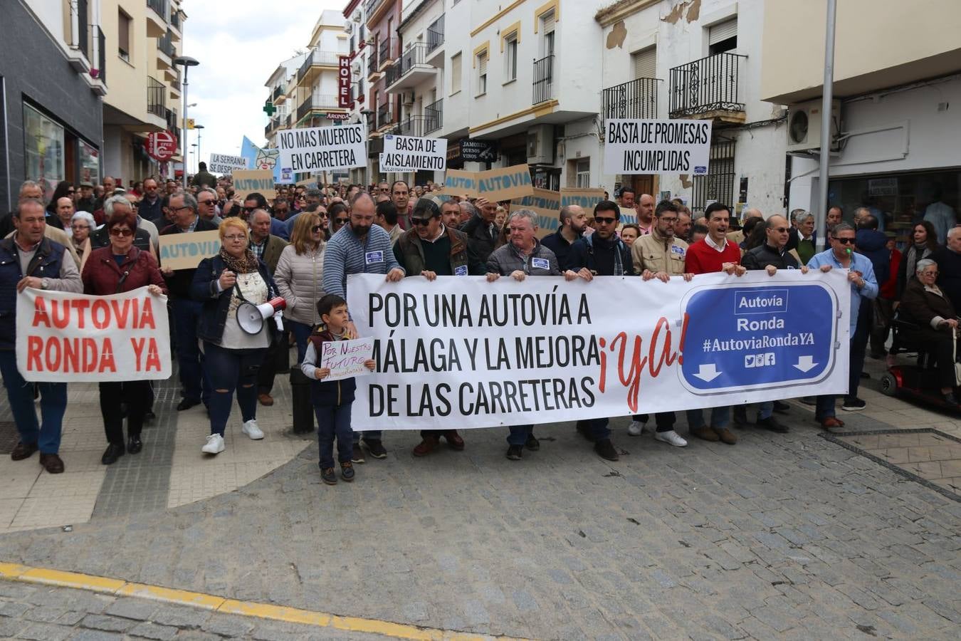 Una manifestación recorre las calles de la ciudad del Tajo por una mejora de las comunicaciones