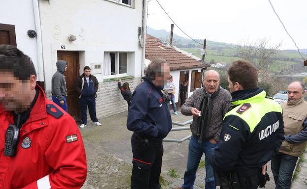 Imagen principal - l dueño de una vivienda ocupada en la localidad vizcaína de Abanto trata infructuosamente de conseguir que la Policía desaloje a los intrusos. Los agentes de Desokupa usan métodos expeditivos. Una mujer muestra los daños en su piso recuperado de los okupas. 