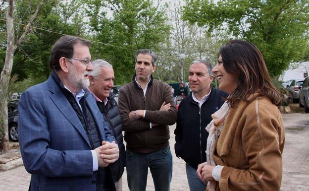 Rajoy, con miembros del PP de Ronda.