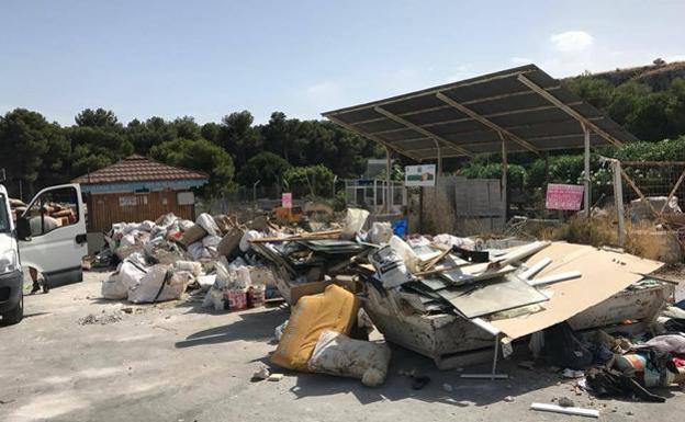 Imagen que presenta el punto limpio cuando se acumula la basura.