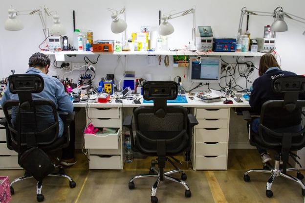 Así trabajan las 'clínicas' de móviles: los negocios de reparaciones se asientan en Málaga