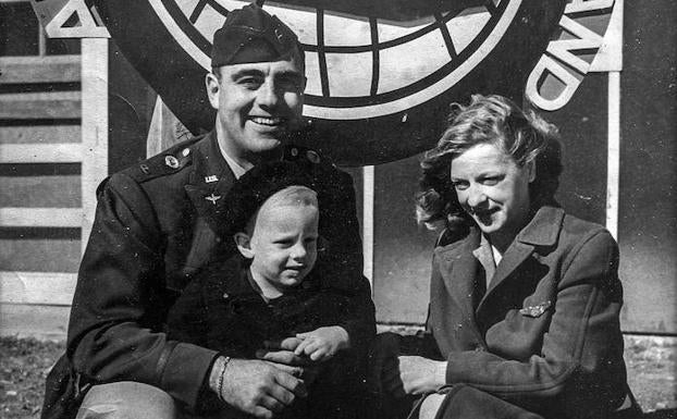 Margaret, con George, también piloto, y su primer hijo. Es la única foto en la que ambos comparten las 'alas' de piloto en sus solapas.