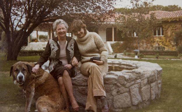 Imagen principal - La 'wasp' Margaret Mary Lynn junto a su hija Marjory-Anne Lynn, en su casa de Somosaguas, en Madrid, en los años 80. Margaret murió en 2000. Cuatro 'avispas' dejan su avión B-17, en la escuela de Lockbourne, Ohio, tras un vuelo. 