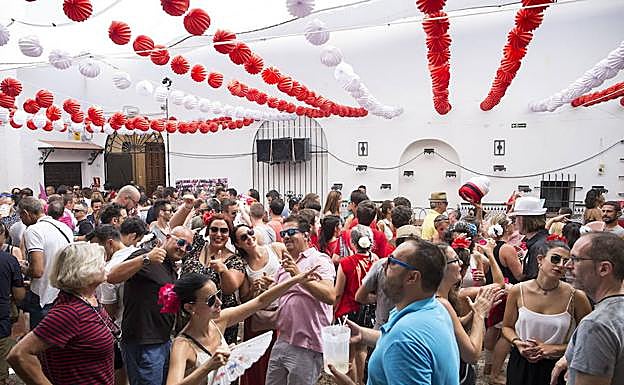 Las casetas del real deberán abrir a las 12 y se prohiben las parrillas fuera de las cocinas