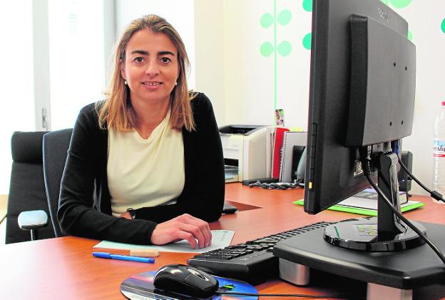 Elena Bárcena en la Facultad de Estudios Sociales y del Trabajo, donde da clase. :: 