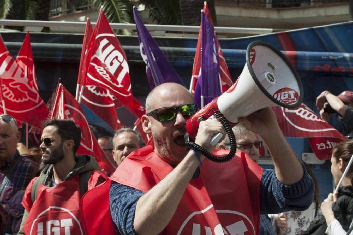 Miles de malagueños participan en la marcha del Día del Trabajo, convocada por CCOO y UGT y apoyada por partidos y colectivos de izquierda
