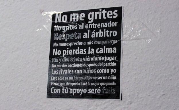 Un cartel pide juego limpio en el Campo de Fútbol de Benagalbón.