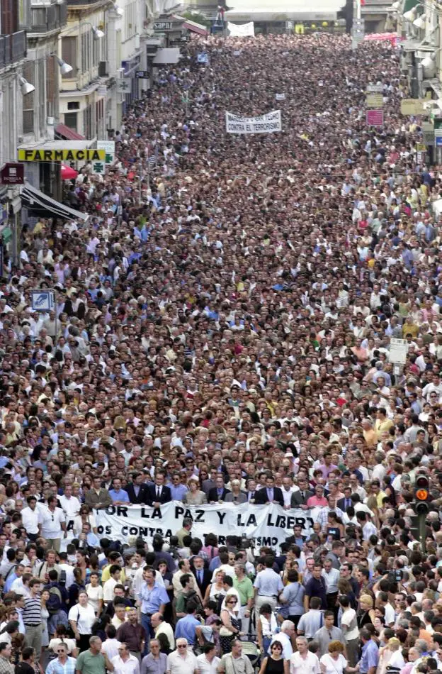 Miles de personas abarrotaron las calles de Málaga en repulsa por el asesinato de Martín Carpena.