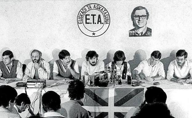 ETA político-militar anunció en septiembre de 1982 en Biarritz su disolución como organización armada, decidida en su séptima asamblea.