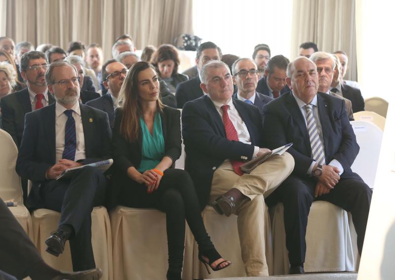 El Aeropuerto de Málaga ya tiene en marcha actuaciones para subir su capacidad máxima hasta los 29 millones de viajeros. Serán dos millones más que la actual y diez millones más que los actuales. Así lo ha anunciado esta mañana el presidente y consejero delegado de Aeropuertos Españoles y Navegación Aérea (Aena), Jaime García-Legaz, durante la celebración del foro Lidera Málaga, organizado por SUR, la Diputación de Málaga y el hotel AC Málaga Palacio