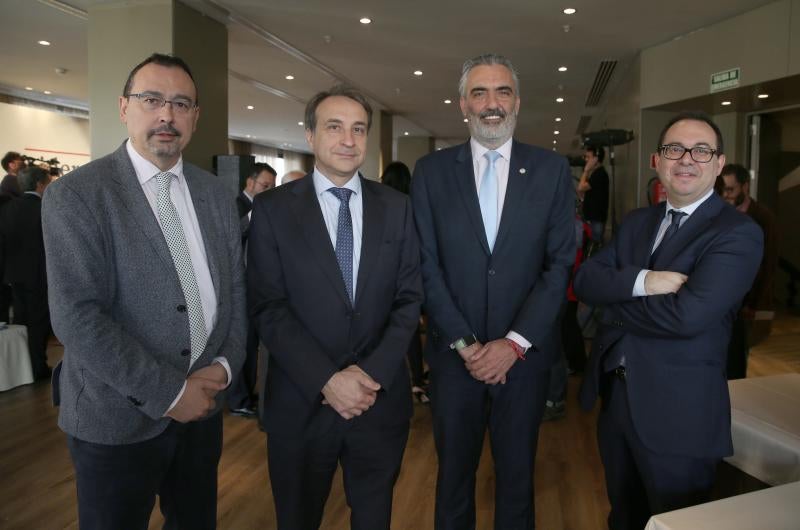 El Aeropuerto de Málaga ya tiene en marcha actuaciones para subir su capacidad máxima hasta los 29 millones de viajeros. Serán dos millones más que la actual y diez millones más que los actuales. Así lo ha anunciado esta mañana el presidente y consejero delegado de Aeropuertos Españoles y Navegación Aérea (Aena), Jaime García-Legaz, durante la celebración del foro Lidera Málaga, organizado por SUR, la Diputación de Málaga y el hotel AC Málaga Palacio