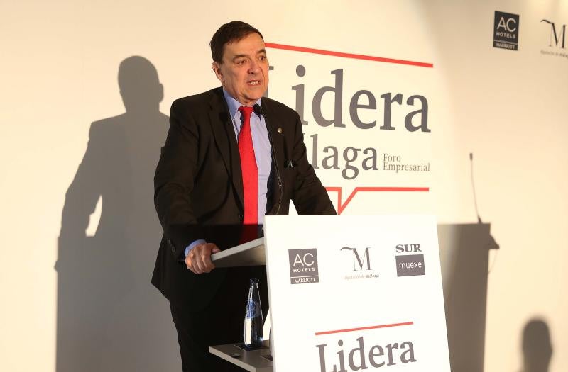 El Aeropuerto de Málaga ya tiene en marcha actuaciones para subir su capacidad máxima hasta los 29 millones de viajeros. Serán dos millones más que la actual y diez millones más que los actuales. Así lo ha anunciado esta mañana el presidente y consejero delegado de Aeropuertos Españoles y Navegación Aérea (Aena), Jaime García-Legaz, durante la celebración del foro Lidera Málaga, organizado por SUR, la Diputación de Málaga y el hotel AC Málaga Palacio